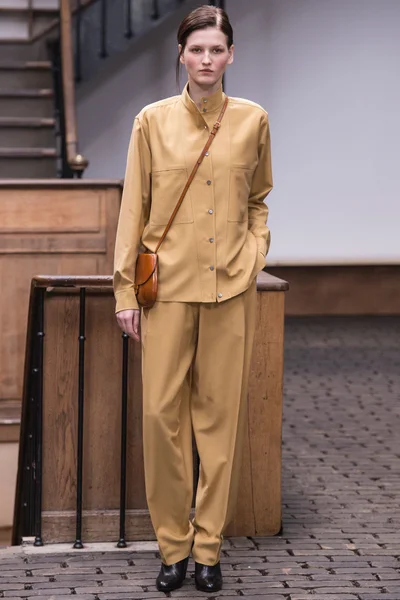 Look 16